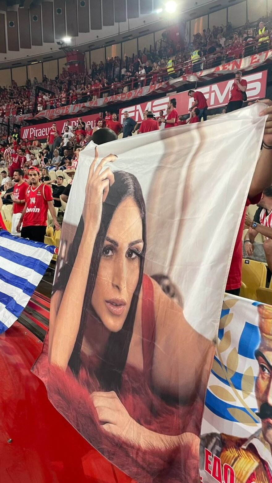 Λένα Ζευγαρά: Η οργισμένη απάντησή της για το πανό στο ΣΕΦ με τη φωτογραφία της